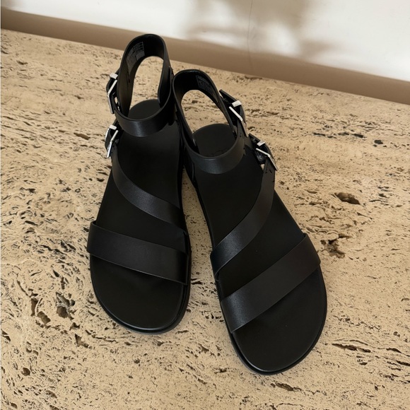 NWOB UGG Sandals Solivan Strap in leather - Picture 12 of 17